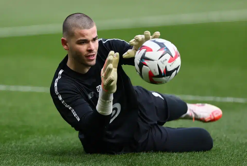 Lucas Chevalier được cả Man City và Man Utd theo đuổi